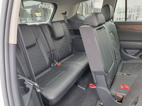 Used 2025 Volkswagen Atlas SE image 32