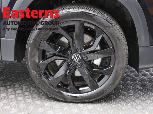 Used 2024 Volkswagen Taos SE image 30