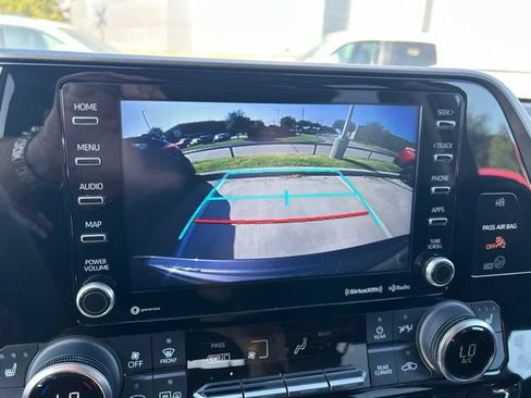 Used 2022 Toyota Highlander XLE AWD/4WD image 17