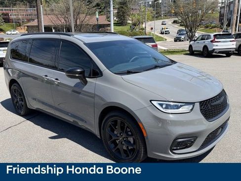 Used 2023 Chrysler Pacifica Limited w/ Uconnect Theater Family Group image 3