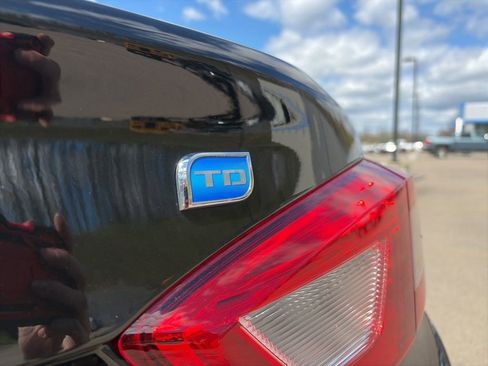 Used 2018 Chevrolet Cruze LT FWD image 16