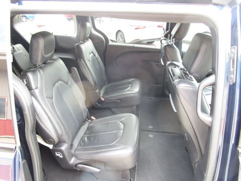 Used 2021 Chrysler Pacifica Touring-L w/ Uconnect Theater Family Group AWD/4WD image 20