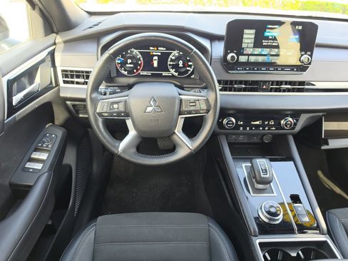 Used 2024 Mitsubishi Outlander SE Black Edition FWD image 9