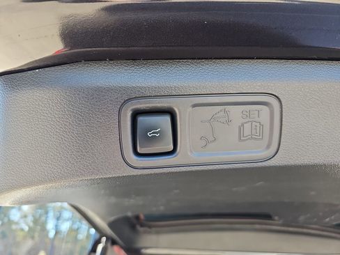 Used 2024 Ford Expedition XLT image 18