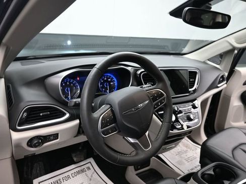Used 2024 Chrysler Pacifica Touring-L image 15