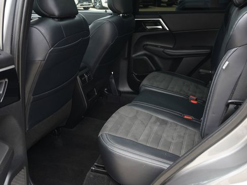 Used 2024 Mitsubishi Outlander SE FWD image 11