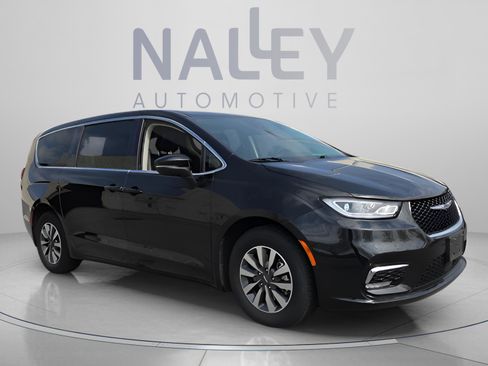 Used 2023 Chrysler Pacifica Touring-L FWD image 7