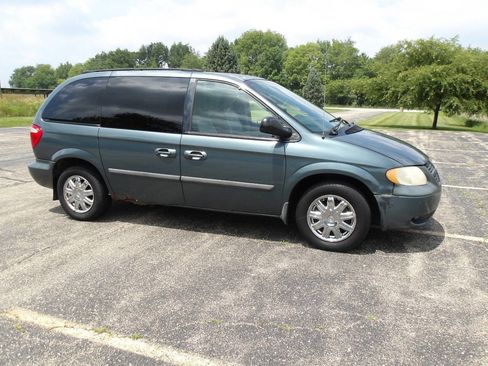 Used 2005 Dodge Caravan SXT w/ Popular Equipment Group image 1