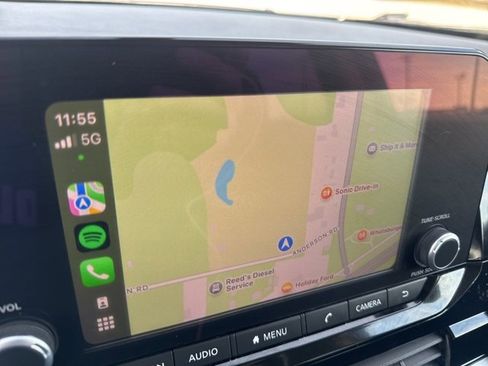 Used 2024 Nissan Pathfinder SV image 3