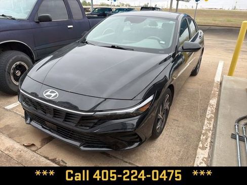 Used 2025 Hyundai Elantra SEL FWD image 2