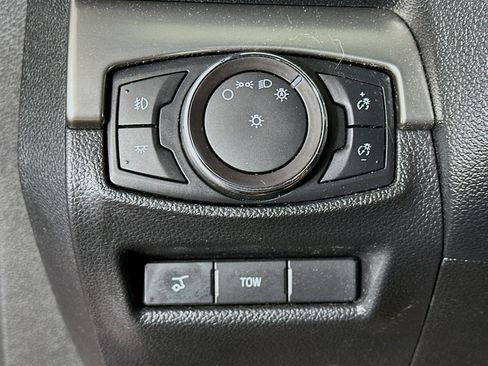 Used 2018 Ford Explorer XLT w/ Equipment Group 202A AWD/4WD image 17