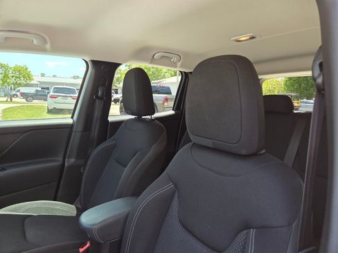 Used 2023 Jeep Renegade Altitude AWD/4WD image 22