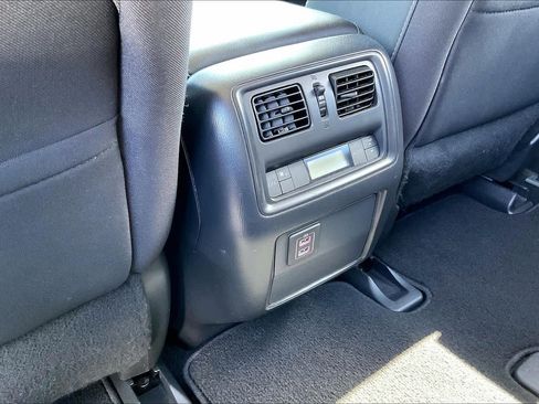 Used 2018 Nissan Pathfinder SV image 34