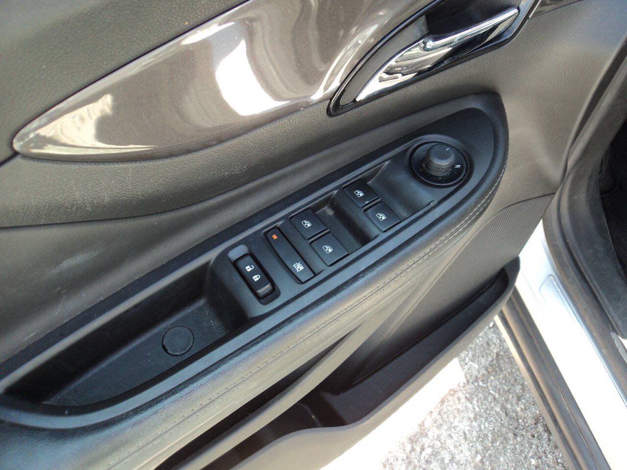 Used 2022 Buick Encore Preferred AWD/4WD image 12