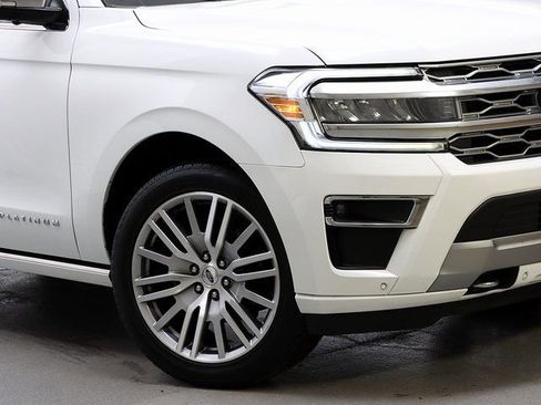 Used 2023 Ford Expedition Platinum image 3