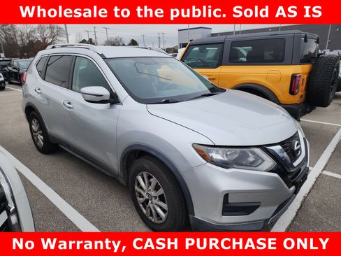 Used 2017 Nissan Rogue SV image 2