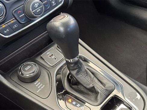 Used 2023 Jeep Cherokee Altitude Lux image 33