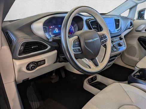 Used 2017 Chrysler Pacifica Platinum image 10