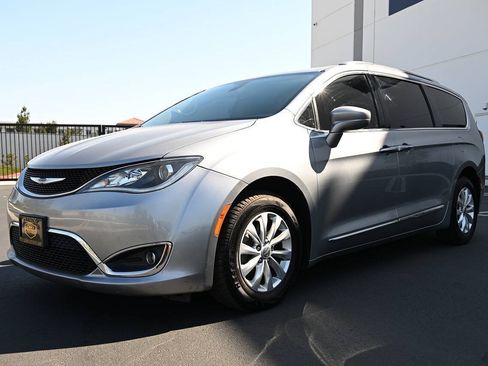 Used 2019 Chrysler Pacifica Touring-L FWD image 3