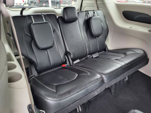 Used 2024 Chrysler Pacifica Touring-L image 12