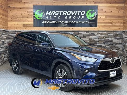 Used 2020 Toyota Highlander XLE AWD/4WD image 1