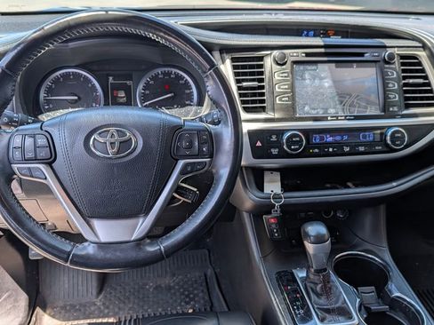 Used 2019 Toyota Highlander SE AWD/4WD image 3