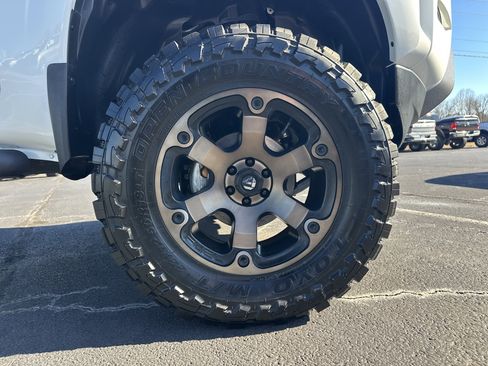 Used 2022 Nissan Frontier SV w/ Technology Package image 13