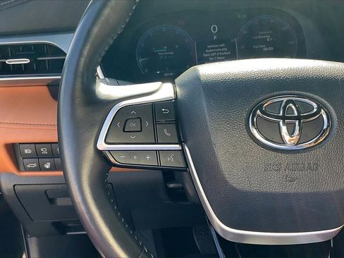 Used 2024 Toyota Highlander Platinum image 17