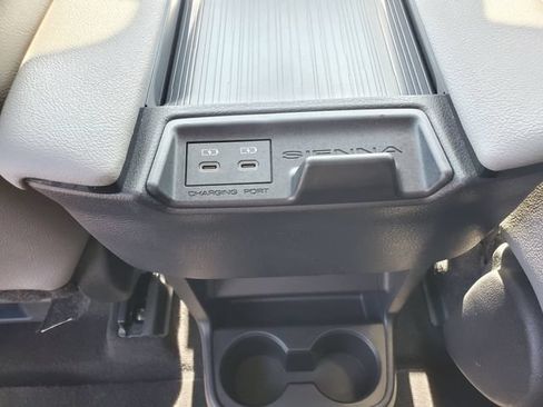 Certified 2025 Toyota Sienna XLE FWD image 11