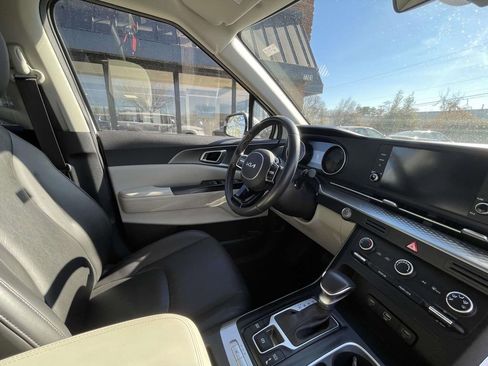 Used 2024 Kia Carnival LX image 17