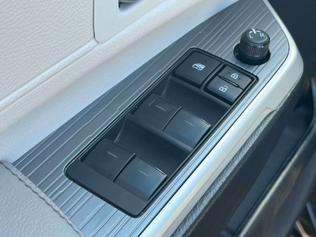 Certified 2025 Toyota Sienna XLE FWD image 22