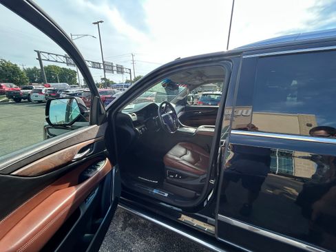 Used 2016 Cadillac Escalade Premium AWD/4WD image 9