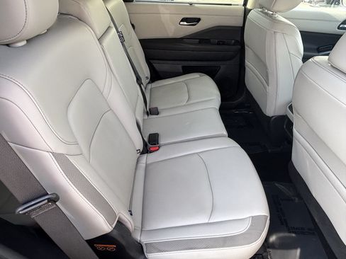 Used 2025 Nissan Pathfinder SL FWD image 11
