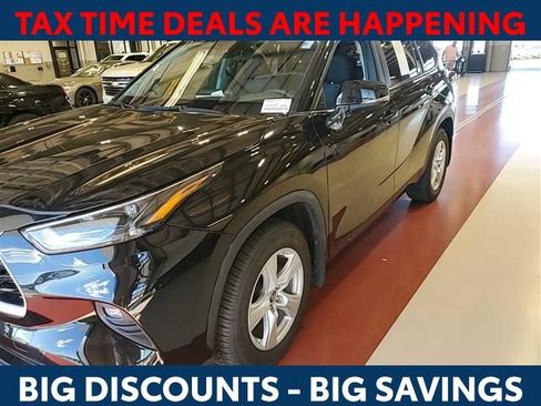 Used 2024 Toyota Highlander LE image 1