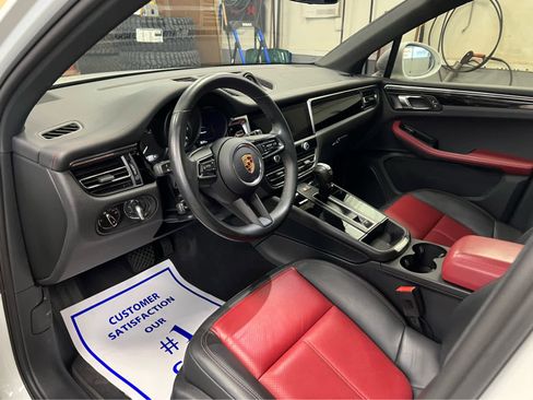 Used 2024 Porsche Macan image 9
