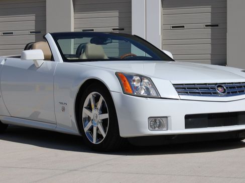 Used 2008 Cadillac XLR RWD image 6