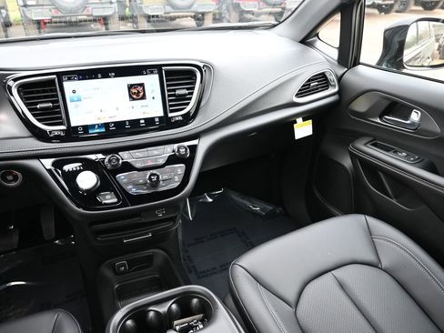 New 2026 Chrysler Pacifica Select image 17