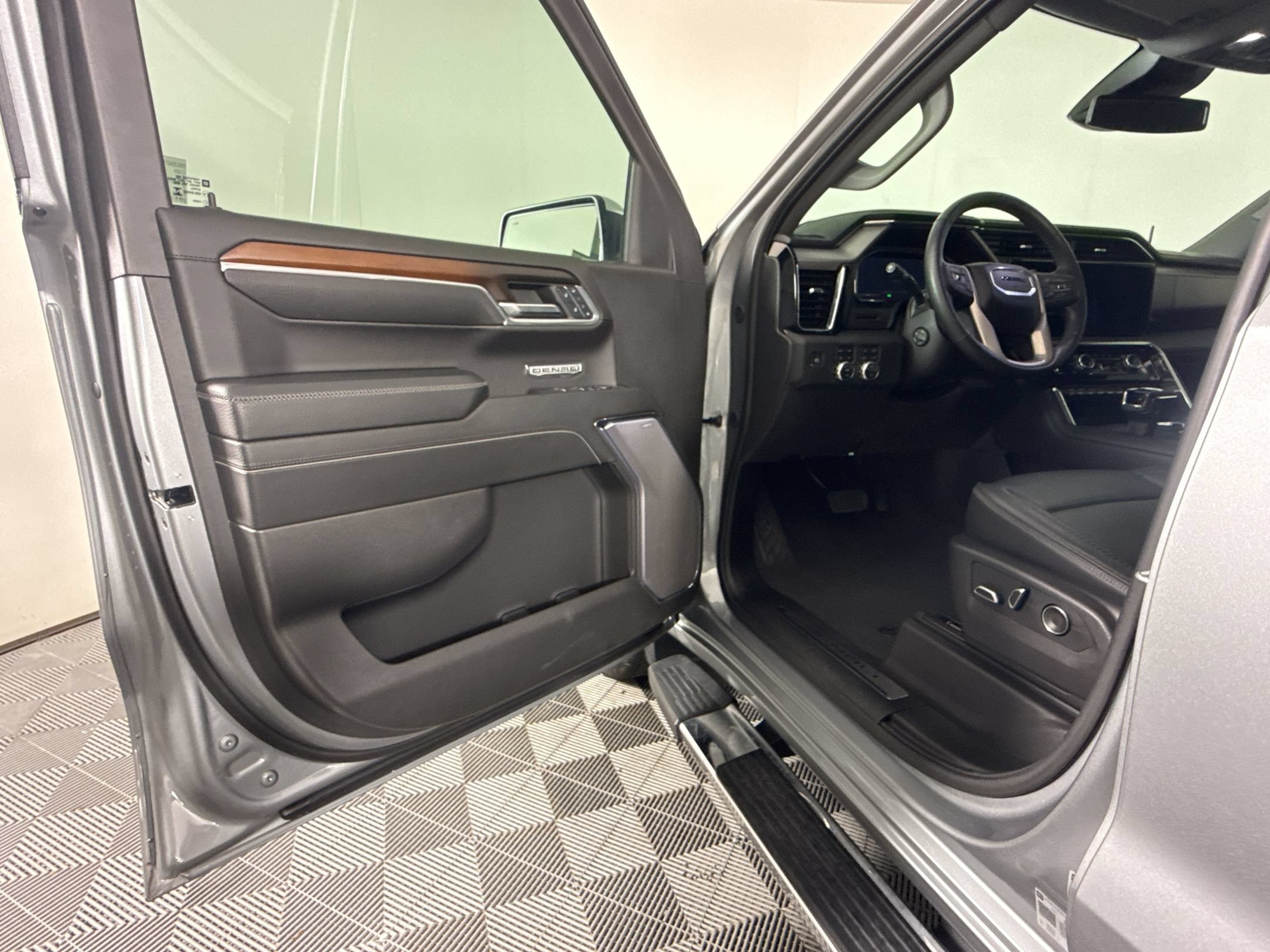 Used 2024 GMC Sierra 1500 Denali AWD/4WD image 5