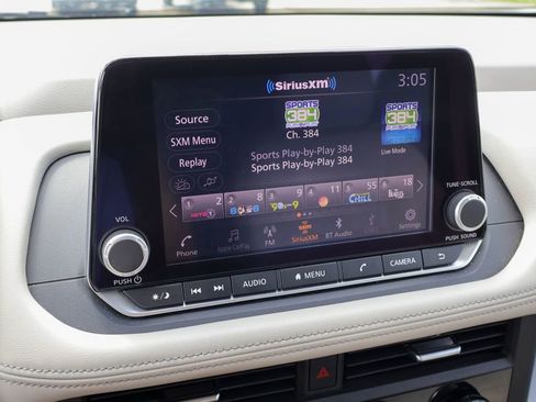 Used 2025 Nissan Rogue SV FWD image 3