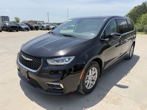 Used 2024 Chrysler Pacifica Touring-L FWD image 1