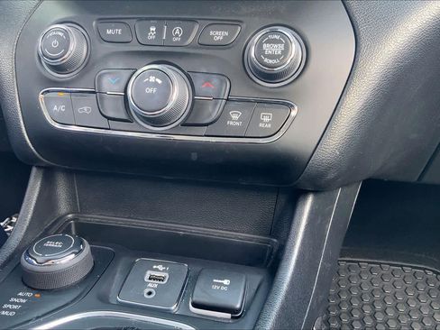 Used 2022 Jeep Cherokee Latitude w/ Sun & Sound Group AWD/4WD image 32