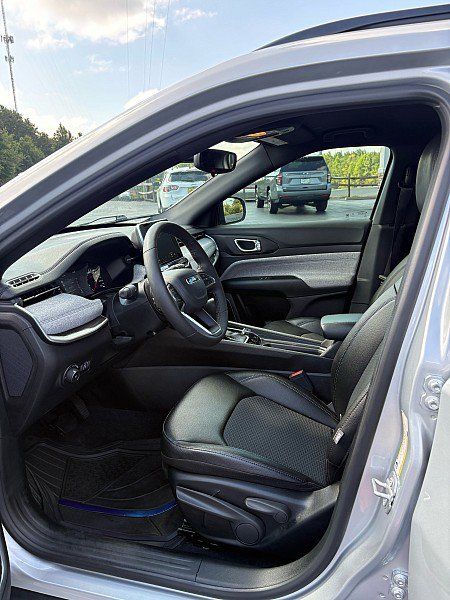Used 2025 Jeep Compass Latitude AWD/4WD image 14