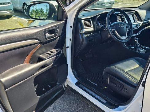 Used 2017 Toyota Highlander Limited AWD/4WD image 17
