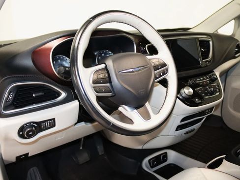 Used 2019 Chrysler Pacifica Limited w/ Tire & Wheel Group FWD image 35
