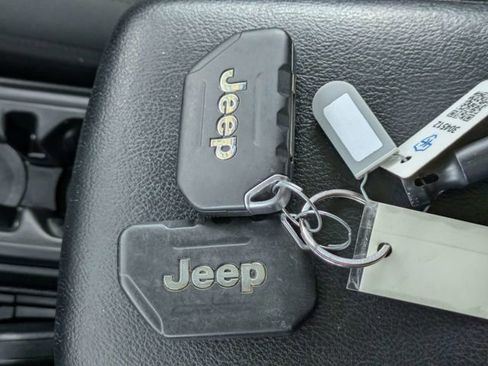 Used 2021 Jeep Gladiator Sport AWD/4WD image 32