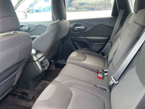 Used 2016 Jeep Cherokee Latitude FWD image 8