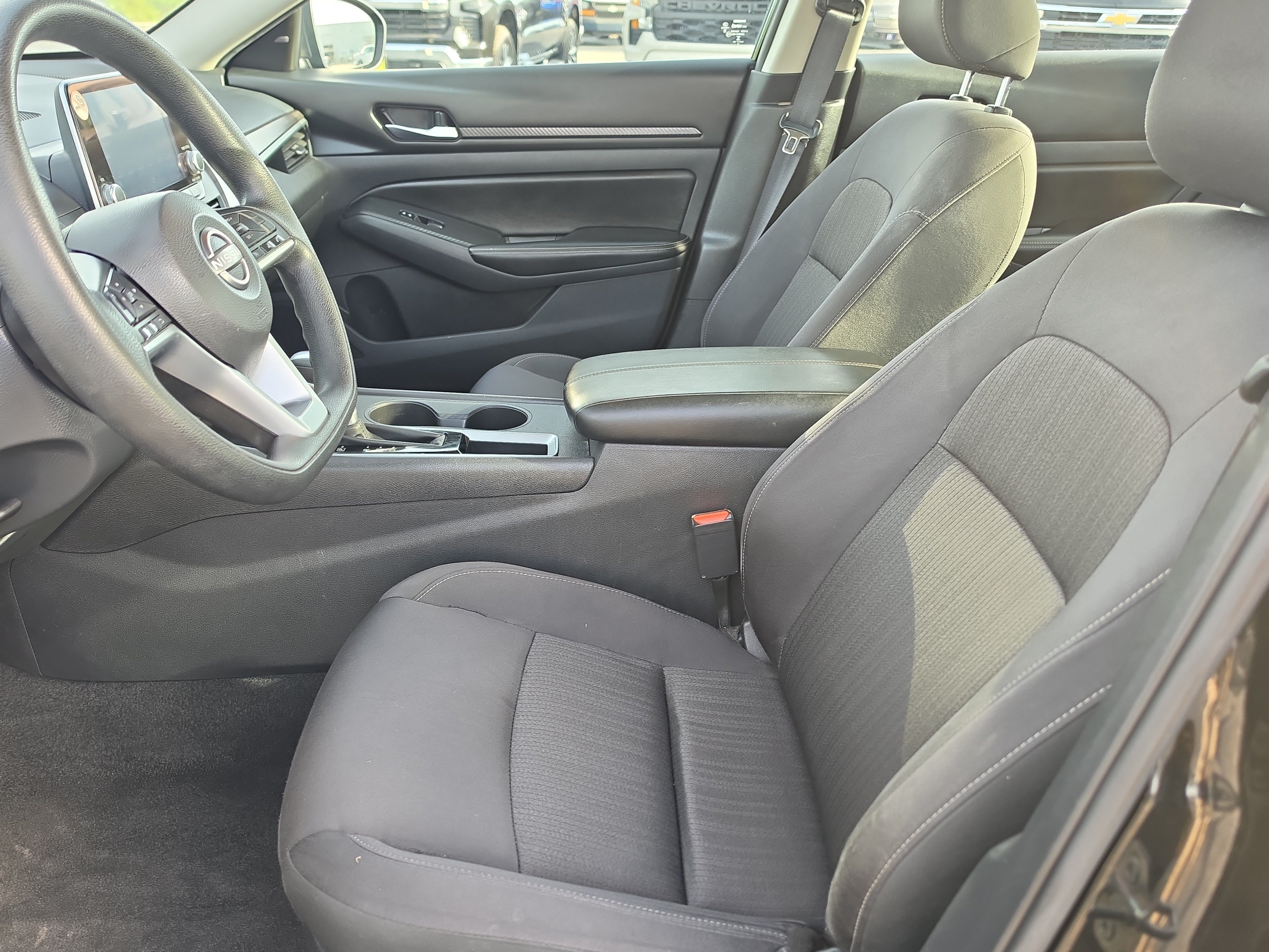 Used 2025 Nissan Altima 2.5 SV FWD image 14