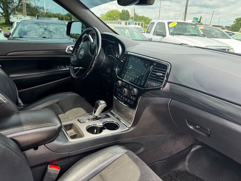 Used 2019 Jeep Grand Cherokee Altitude AWD/4WD image 13