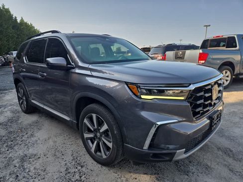 Used 2023 Honda Pilot Touring image 6