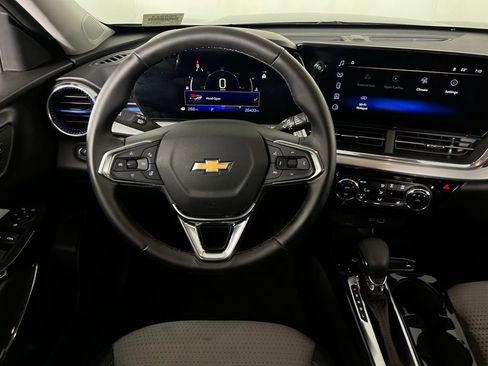 Used 2025 Chevrolet Trax LT w/ LT Convenience Package image 13